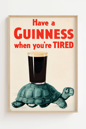 Vintage Guinness plakat med skildpadde og ølglas på ryggen – retro reklame med teksten "Have a Guinness when you're tired".

