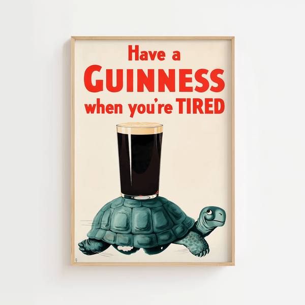 Vintage Guinness plakat med skildpadde og ølglas på ryggen – retro reklame med teksten "Have a Guinness when you're tired".

