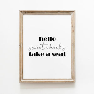 Hello Sweet Cheeks plakat – Sjov plakat til badeværelset