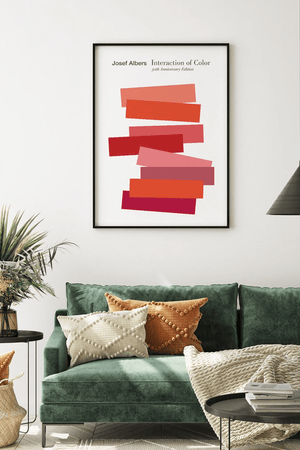 Josef Albers plakat med Interaction of Color motiv i røde og pink nuancer.
