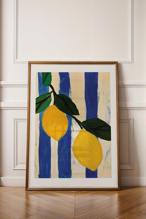 Plakat med abstrakte citroner og blå-hvide striber – moderne kunstplakat med italiensk sommerstemning.
