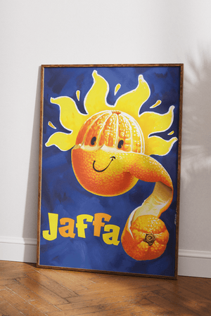 Farverig vintage plakat med glad appelsin og teksten "Jaffa" - retro reklameillustration pä blà baggrund.
