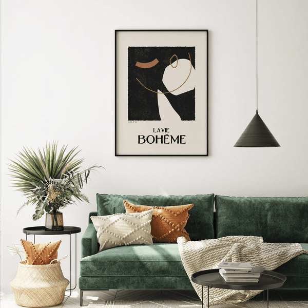 La Vie Bohème plakat med sort baggrund og abstrakt linjetegning inspireret af Galerie Maeght, hængende i moderne stu