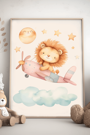 Flyv højt med Lion in a Pink Plane - Børneplakat! En farverig børneplakat, der bringer leg og eventyr til børneværelset. Perfekt til små piloter og dyreelskere.