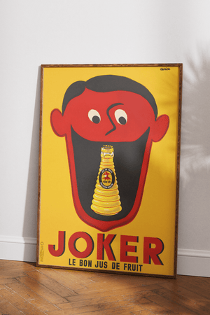Vintage reklameplakat med Joker juiceflaske i en åben mund – i stærke røde og gule farver, fransk retrodesign