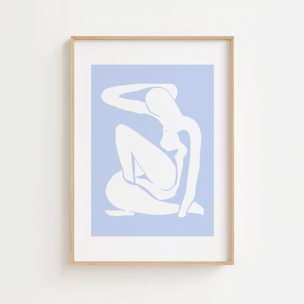Lyseblå Madame plakat inspireret af Matisse. En elegant og rolig kunstplakat med kvindesilhuet i bløde, lyseblå former – stilfuld og tidløs.