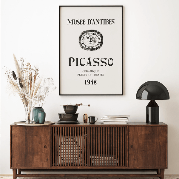 Sort hvid Picasso plakat med grafisk motiv fra Musée d’Antibes 1948 og kunstnerisk typografi.
