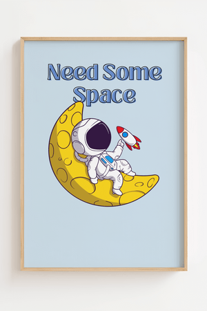 Plakat med teksten “Need Some Space” og illustration af planet – sjov og moderne statement-plakat med ruminspireret tema.

