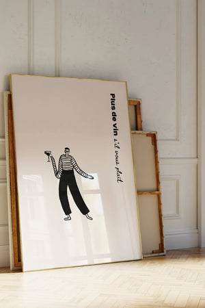 Minimalistisk vinplakat med fransk tekst “Plus de vin s’il vous plaît” og humoristisk illustration af person med vinglas.