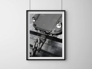 Porsche Noir – Fashion Plakat med sort/hvid Porsche og fashionmotiv. Eksklusiv sort/hvid modeplakat til moderne hjem