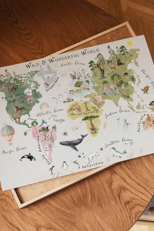 Realistisk verdenskort plakat til børn. Lærerig og detaljeret plakat med kontinenter og lande – perfekt til børneværelse eller skoler.