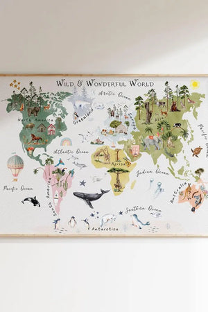 Realistisk verdenskort plakat til børn. Lærerig og detaljeret plakat med kontinenter og lande – perfekt til børneværelse eller skoler.

