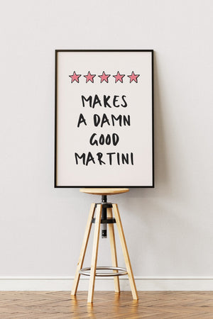 Plakat med teksten "Makes a Damn Good Martini" og fem lyserøde stjerner i hånden tegnet stil.

