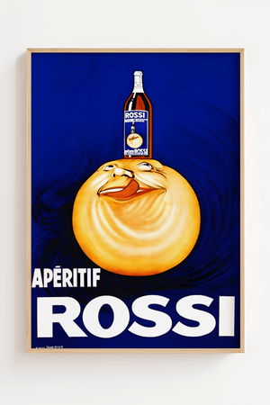 Vintage plakat med blå baggrund, en flaske Rossi aperitif og en glad appelsinfigur – retro reklameplakat med humor og farver.

