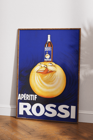 Vintage plakat med blå baggrund, en flaske Rossi aperitif og en glad appelsinfigur – retro reklameplakat med humor og farver.

