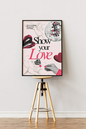 Skab en kærlig atmosfære med Show Your Love - Pink Plakat. En smuk pinke plakat med et varmt budskab – perfekt til moderne indretning.
