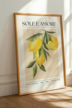 Plakat med citroner og teksten “Sole e Amore” i italiensk vintage-stil – inspireret af Amalfi og Estate Italiana.
