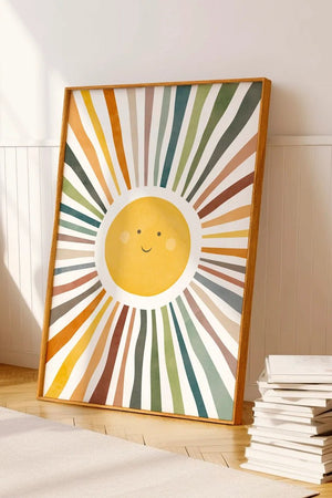 Solstråle Plakat med farverig og lysende sol, ideel til børneværelset. Skaber en positiv og energisk stemning i rummet