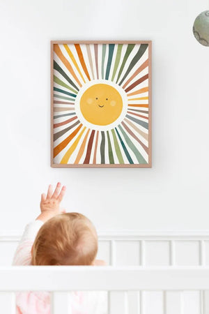 Solstråle Plakat med farverig og lysende sol, ideel til børneværelset. Skaber en positiv og energisk stemning i rummet