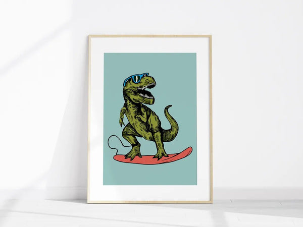 T-Rex På Surfbræt Børneplakat – Sjov Dinosaur Surfing Plakat
