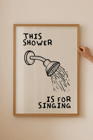 Humoristisk badeværelsesplakat med teksten "This Shower Is For Singing" i moderne typografi – perfekt til sangglade hjem