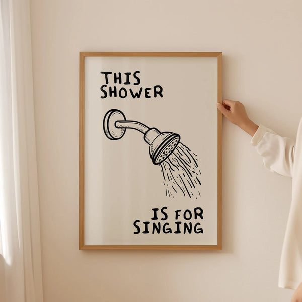 Humoristisk badeværelsesplakat med teksten "This Shower Is For Singing" i moderne typografi – perfekt til sangglade hjem