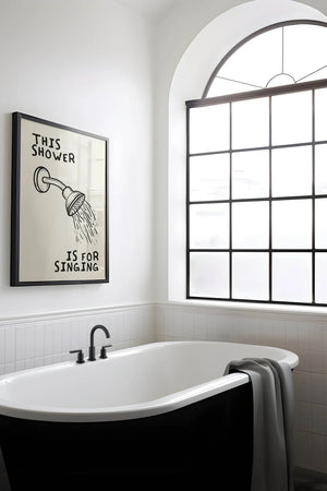 Humoristisk badeværelsesplakat med teksten "This Shower Is For Singing" i moderne typografi – perfekt til sangglade hjem