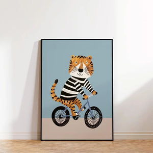 Tiger på cykel børneplakat med en farverig tiger, der cykler. Sjov og eventyrlig plakat til børneværelset, der tilføjer fart og liv til væggen!