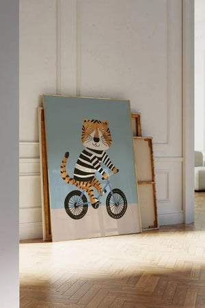 Tiger på cykel børneplakat med en farverig tiger, der cykler. Sjov og eventyrlig plakat til børneværelset, der tilføjer fart og liv til væggen!