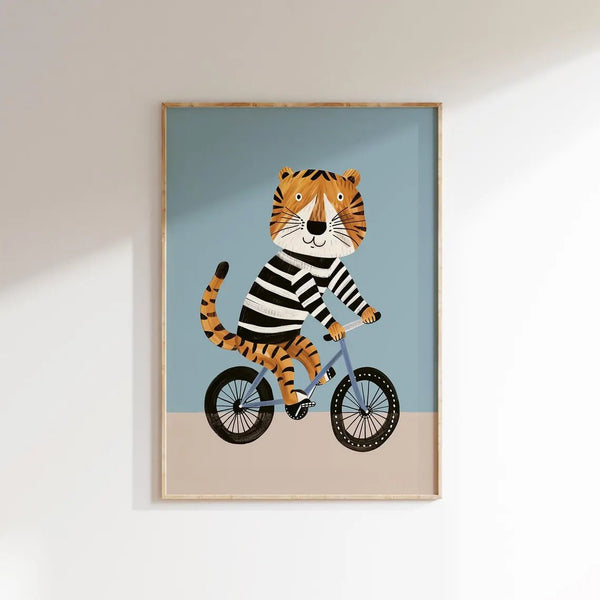 Tiger på cykel børneplakat med en farverig tiger, der cykler. Sjov og eventyrlig plakat til børneværelset, der tilføjer fart og liv til væggen!