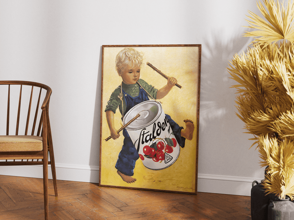 Farverig vintage plakat med barn og Fälchen dåse som tromme. Perfekt retro vægkunst til køkken eller stue. Leveres i flere størrelser.
