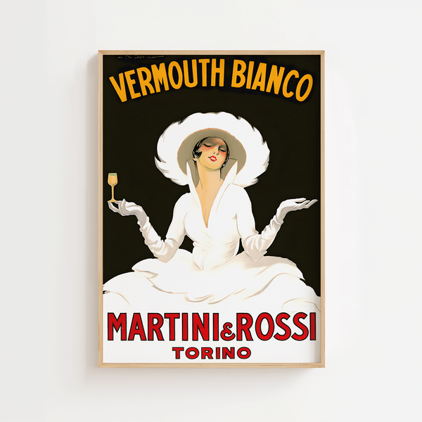 Vintage plakat med elegant kvinde i hvid kjole og hat, reklame for Vermouth Bianco fra Martini & Rossi, sort baggrund og rød tekst.