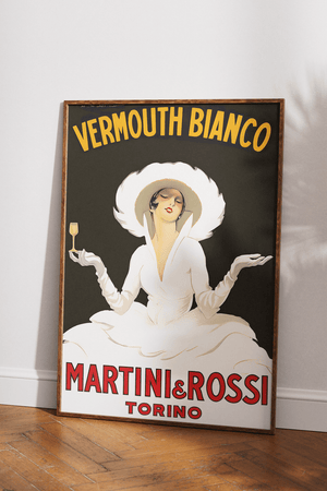 Vintage plakat med elegant kvinde i hvid kjole og hat, reklame for Vermouth Bianco fra Martini & Rossi, sort baggrund og rød tekst.

