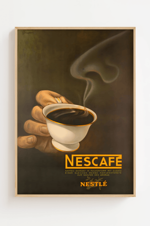 Vintage plakat med Nescafé reklame – retro kaffekop og dampsky i brun og gylden farveskala

