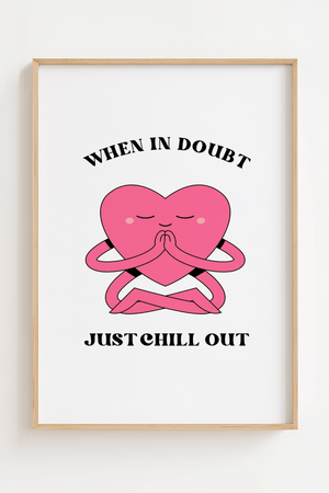 Plakat med teksten “When in Doubt – Just Chill Out” i farverig, legende stil – perfekt som budskabsplakat med rolig energi.

