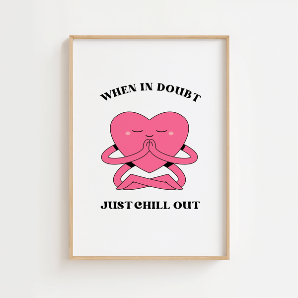 Plakat med teksten “When in Doubt – Just Chill Out” i farverig, legende stil – perfekt som budskabsplakat med rolig energi.

