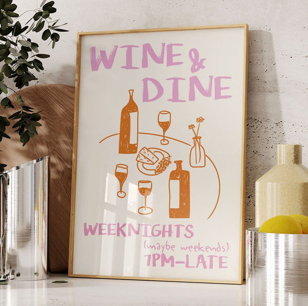 Skab en stilfuld stemning med Wine & Dine Plakat. Perfekt vin plakat til køkkenet, spisestuen eller barområdet. Bestil din plakat med vin i dag!