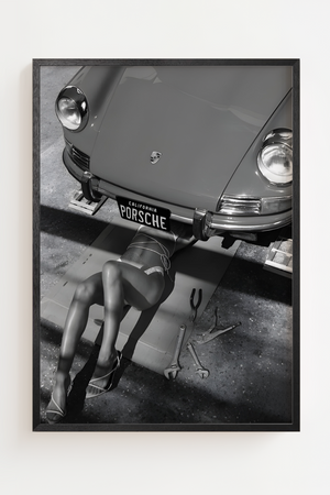 Skab et dramatisk og luksuriøst udtryk i dit hjem med Porsche Noir – Fashion Plakat. Denne sort/hvide plakat kombinerer et ikonisk Porsche-motiv med et sensuelt fashion-inspireret udtryk, hvilket gør den til et stærkt og provokerende statement piece.