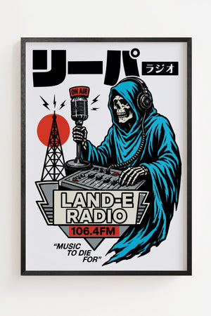 リーパーラジオ Reaper Radio plakat med skelet ved radiomikrofon i blå kappe, sort ramme