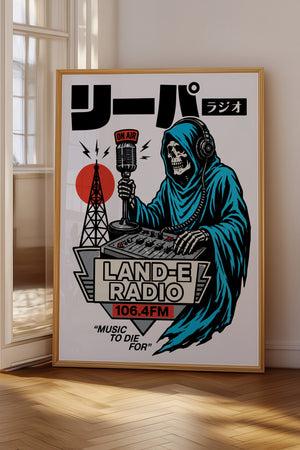 リーパーラジオ Reaper Radio plakat i egetræsramme på gulv ved vindue