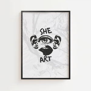 She Art plakat med grafiske ansigtsdetaljer og tekst i sort hvid, sort ramme