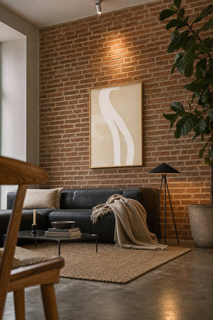 Snoet strøg plakat i lys ramme over lav reol i moderne entré