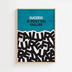 Success is Built on Failure plakat med turkis baggrund og sort typografi