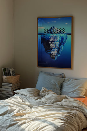 Success isbjerg plakat med typografi i blå og hvide toner i egetræsramme over seng