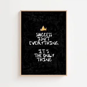 Success Isn't Everything plakat med hvid håndskrevet tekst og gylden krone på sort baggrund