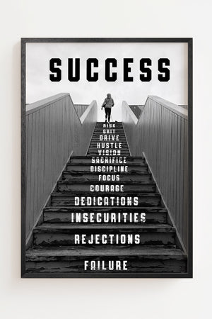 Success trappeplakat med sort-hvid fotografi og motiverende ord på hvert trin, sort ramme