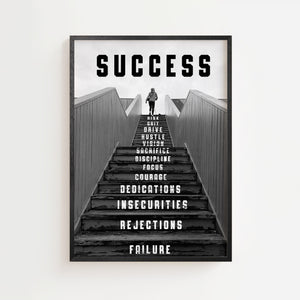 Success trappeplakat med sort-hvid fotografi og motiverende ord på hvert trin, sort ramme