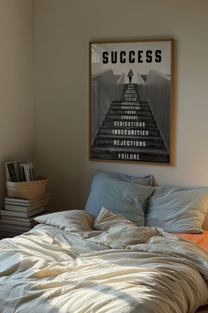 Success trappeplakat med sort-hvid fotografi og motiverende ord på hvert trin i egetræsramme over seng