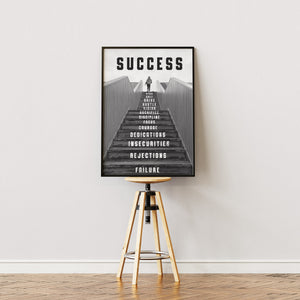 Success trappeplakat med sort-hvid fotografi og motiverende ord på hvert trin i egetræsramme på staffeli