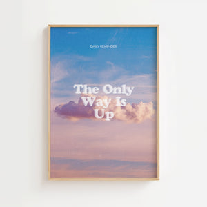 The Only Way Is Up plakat med motiverende budskab mod solnedgangshimmel i blå og rosa